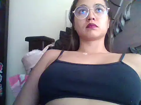 Snapshot of trianabell chatting on March 2025 07:46:02 PM trianabell online show from March 2025 07:46:02 PM