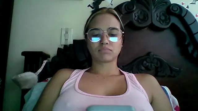 Snapshot of trianabell chatting on September 2025 04:39:01 PM trianabell online show from September 2025 04:39:01 PM