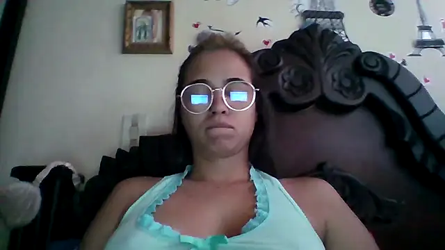 Snapshot of trianabell chatting on September 2025 03:23:02 PM trianabell online show from September 2025 03:23:02 PM