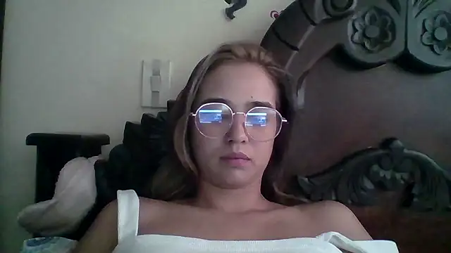 Snapshot of trianabell chatting on October 2025 04:48:02 PM trianabell online show from October 2025 04:48:02 PM