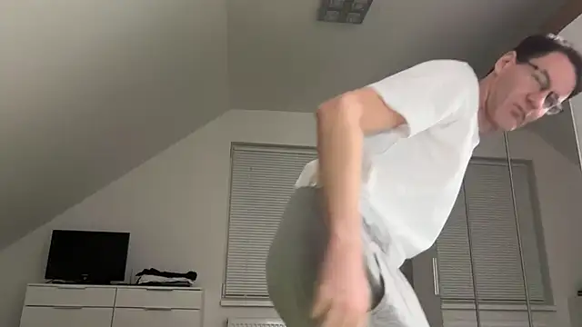 Snapshot of zxzx_cam1 chatting on February 2026 04:36:02 PM zxzx cam1 online show from February 2026 04:36:02 PM