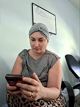 Snapshot of MilfyMrsRobinson chatting on May 2026 01:50:01 PM MilfyMrsRobinson online show from May 2026 01:50:01 PM