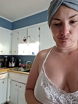 Snapshot of MilfyMrsRobinson chatting on May 2026 01:06:01 PM MilfyMrsRobinson online show from May 2026 01:06:01 PM