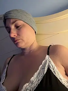 Snapshot of MilfyMrsRobinson chatting on May 2026 10:17:01 PM MilfyMrsRobinson online show from May 2026 10:17:01 PM