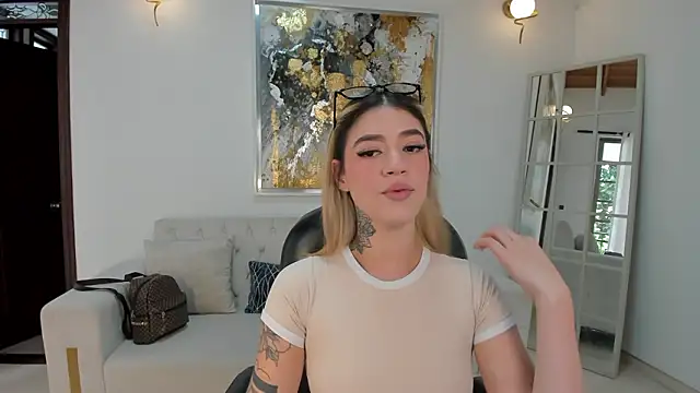 Snapshot of ViolettHansson chatting on February 2026 06:45:01 PM ViolettHansson online show from February 2026 06:45:01 PM