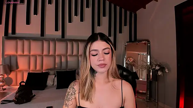 Snapshot of ViolettHansson chatting on February 2026 06:04:02 PM ViolettHansson online show from February 2026 06:04:02 PM