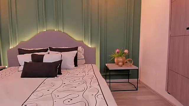 IrisBaker online show from December 2024 05:42:02 PM