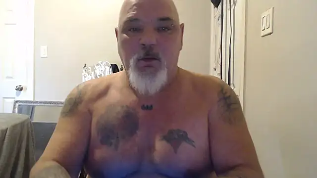 Newfiesausage1972 online show from January 2025 05:07:02 PM