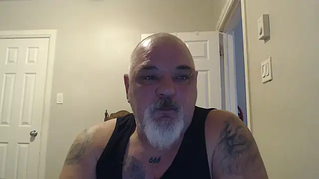 Newfiesausage1972 online show from February 2025 01:38:01 PM