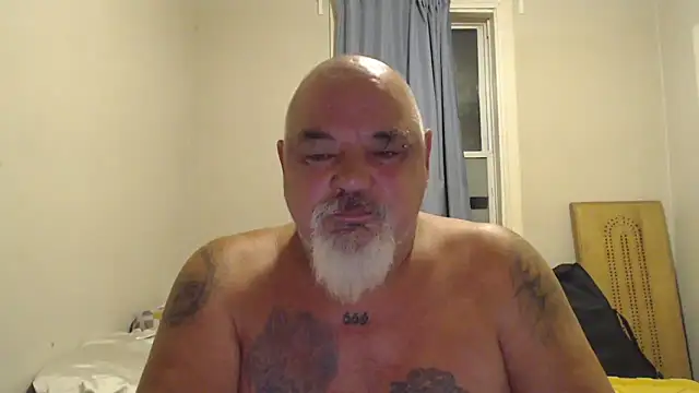 Newfiesausage1972 online show from September 2025 09:33:02 AM