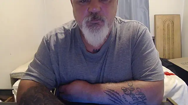 Newfiesausage1972 online show from September 2025 02:32:01 PM