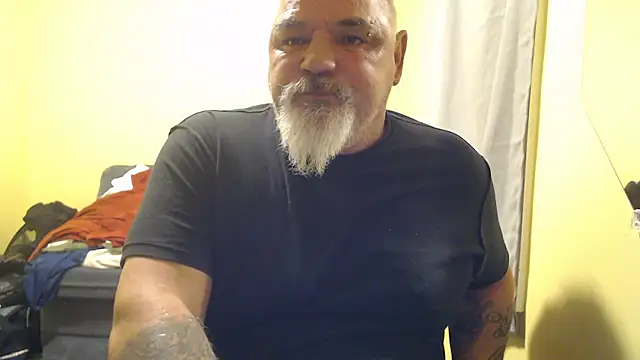 Newfiesausage1972 online show from November 2025 10:56:02 PM