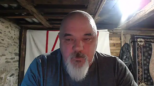 Newfiesausage1972 online show from December 2025 09:57:01 PM