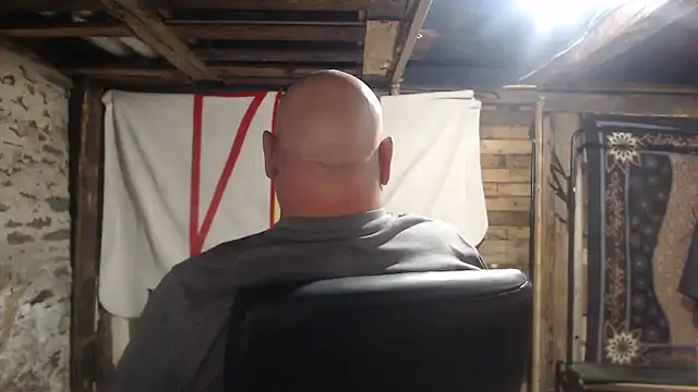 Newfiesausage1972 online show from January 2026 11:34:01 AM