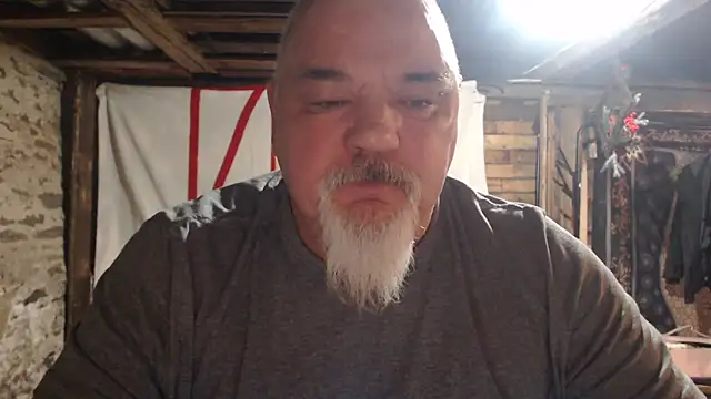 Newfiesausage1972 online show from February 2026 09:52:02 AM