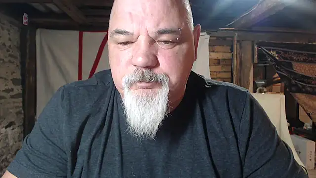 Newfiesausage1972 online show from March 2026 09:11:02 AM