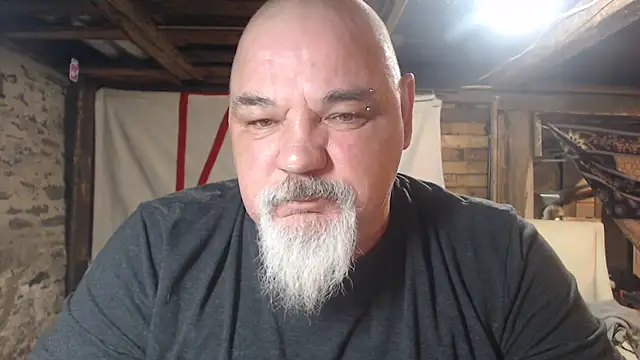 Newfiesausage1972 online show from March 2026 07:15:01 AM