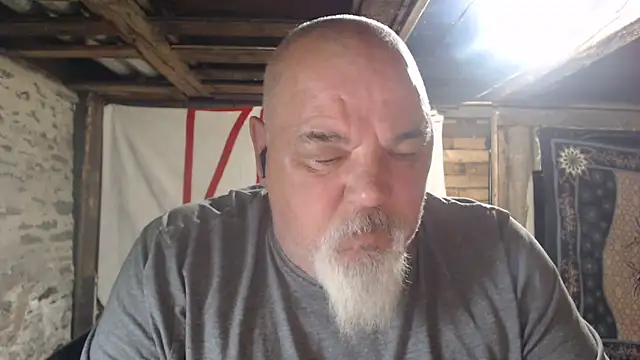 Newfiesausage1972 online show from April 2026 07:24:01 AM