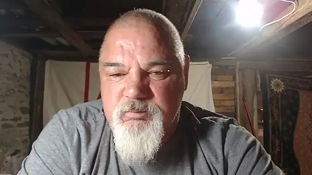 Newfiesausage1972 online show from May 2026 08:11:01 AM