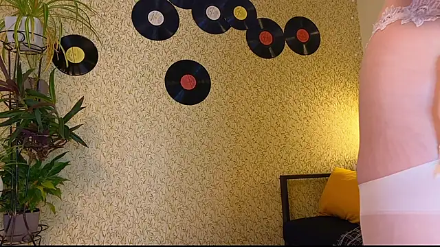 EmmyAmbros online show from November 2025 01:05:02 AM