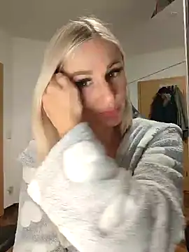 Snapshot of Liana_Lou chatting on December 2024 08:15:01 PM Liana Lou online show from December 2024 08:15:01 PM