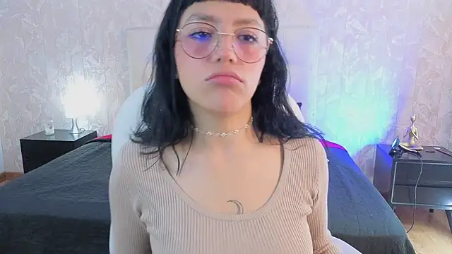 cute hollywood online show from April 2026 12:12:01 PM