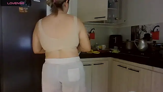 Snapshot of saramartinez1000 chatting on February 2026 05:30:01 PM saramartinez1000 online show from February 2026 05:30:01 PM