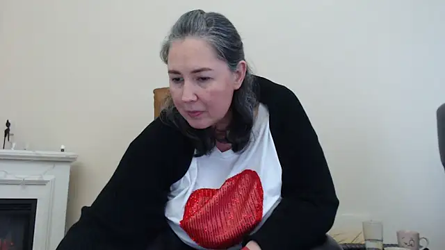 Snapshot of MilfGina chatting on February 2025 03:32:01 PM MilfGina online show from February 2025 03:32:01 PM