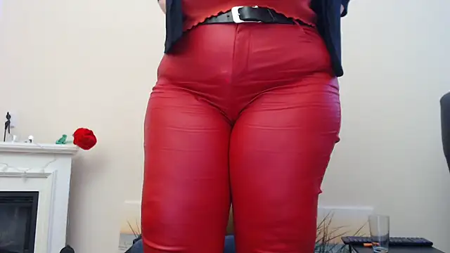 Snapshot of MilfGina chatting on February 2025 08:18:01 PM MilfGina online show from February 2025 08:18:01 PM