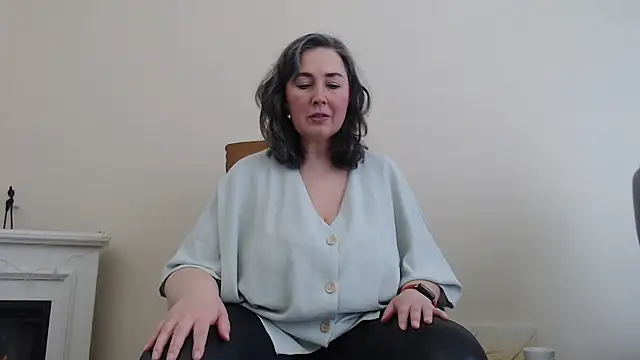 Snapshot of MilfGina chatting on February 2025 12:31:01 PM MilfGina online show from February 2025 12:31:01 PM