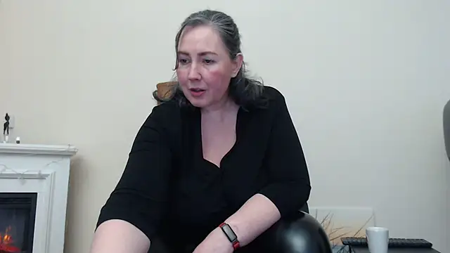 Snapshot of MilfGina chatting on March 2025 08:28:01 PM MilfGina online show from March 2025 08:28:01 PM