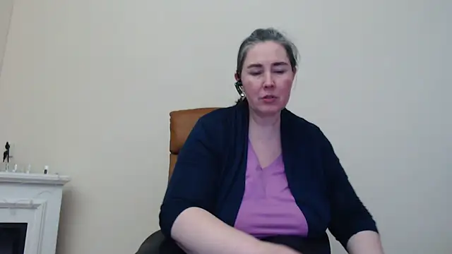 Snapshot of MilfGina chatting on March 2025 08:37:01 PM MilfGina online show from March 2025 08:37:01 PM