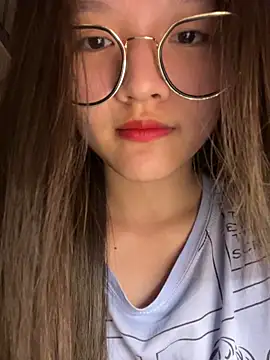 Krixxi22 online show from October 2025 04:42:01 PM