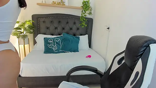 zoe danae  online show from February 2025 12:19:01 PM