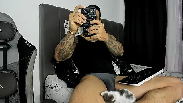 Snapshot of Aron_Dark chatting on January 2025 01:09:01 PM Aron Dark online show from January 2025 01:09:01 PM