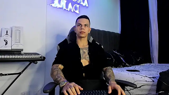 Snapshot of Aron_Dark chatting on January 2025 10:18:01 PM Aron Dark online show from January 2025 10:18:01 PM