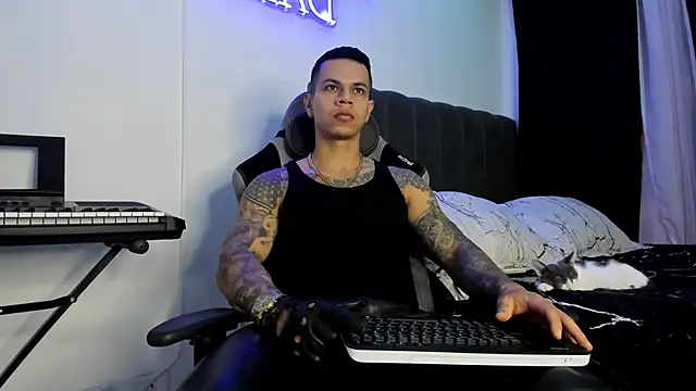 Snapshot of Aron_Dark chatting on February 2025 12:40:01 PM Aron Dark online show from February 2025 12:40:01 PM