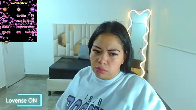 Snapshot of martinna_tay chatting on February 2025 01:02:01 AM martinna tay online show from February 2025 01:02:01 AM