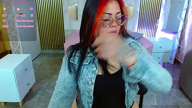 Snapshot of martinna_tay chatting on November 2025 03:27:01 AM martinna tay online show from November 2025 03:27:01 AM