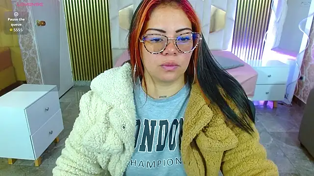 Snapshot of martinna_tay chatting on November 2025 03:23:02 AM martinna tay online show from November 2025 03:23:02 AM