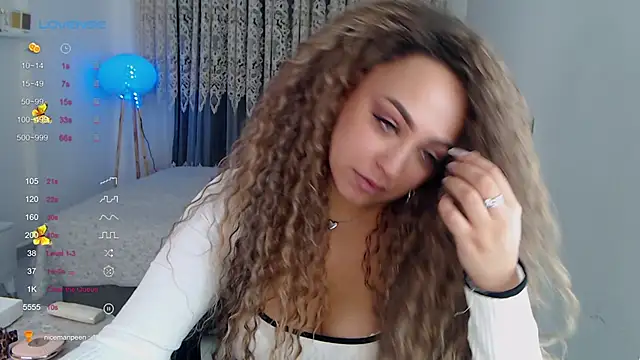 Snapshot of _Just_a_queen_3 chatting on November 2025 11:07:01 AM Just a queen 3 online show from November 2025 11:07:01 AM