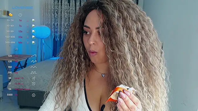 Snapshot of _Just_a_queen_3 chatting on December 2025 04:57:02 PM Just a queen 3 online show from December 2025 04:57:02 PM