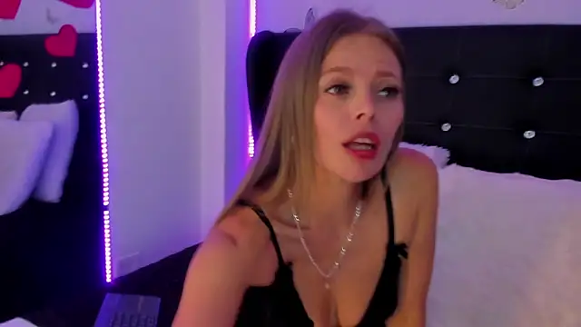 Snapshot of Laurablue chatting on February 2025 09:13:02 PM Laurablue online show from February 2025 09:13:02 PM