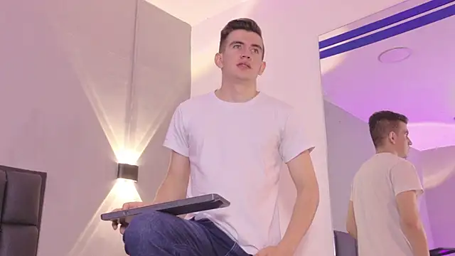 MikaelSlow online show from April 2026 07:08:02 PM