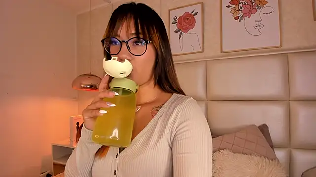 Snapshot of Aily_Yozuko chatting on October 2025 02:42:02 AM Aily Yozuko online show from October 2025 02:42:02 AM