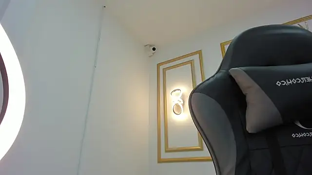 amor smith  online show from March 2025 03:00:02 AM