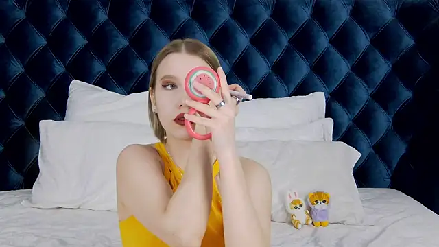 LiliLinn online show from February 2025 02:16:02 PM