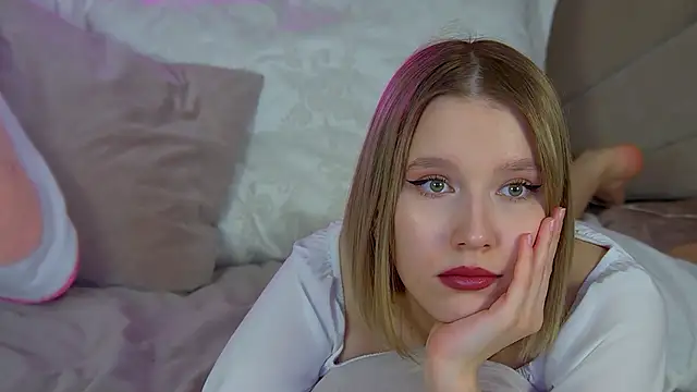 LiliLinn online show from March 2025 11:01:02 AM