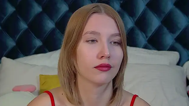 LiliLinn online show from September 2025 04:47:01 AM