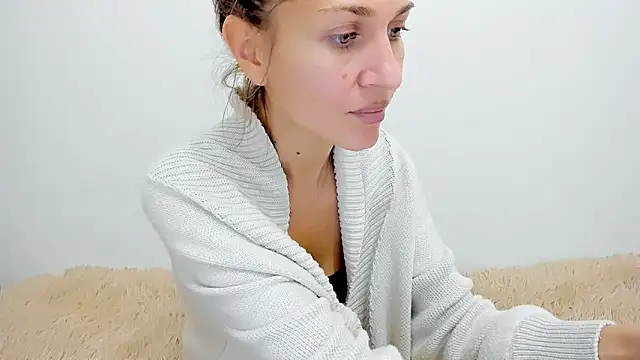 Mona Cruz online show from October 2025 03:00:02 PM